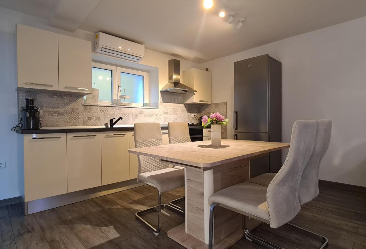 Apartman Kokola มาลีโลชินจ์ ภายนอก รูปภาพ
